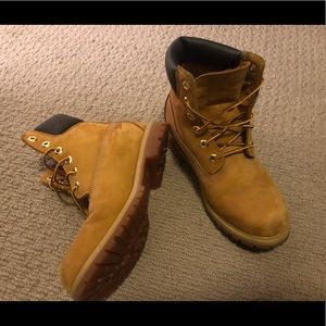 Timberland Women’s boots size 9. Like new!